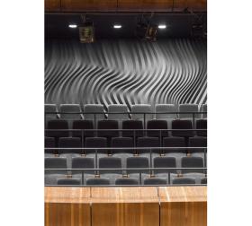 Wyrafinowane materiały wykończeniowe dają słuchaczowi koncertów wyjątkową przyjemność obecności w miejscu wyrafinowanego luksusu.