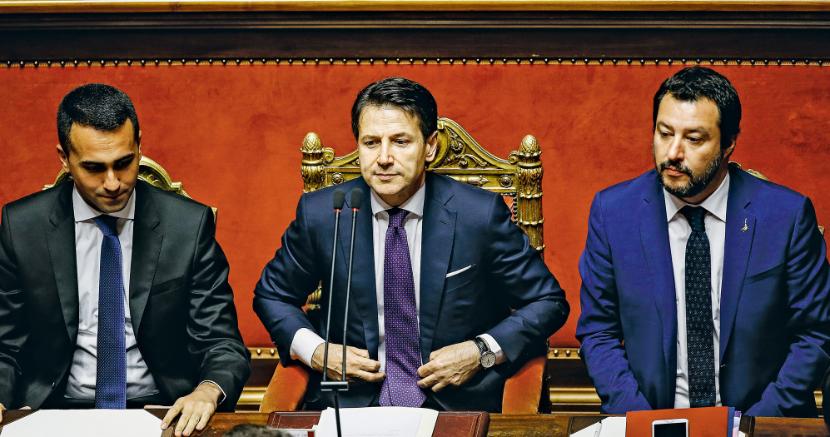 Nowi barbarzyńcy? Szefowie koalicyjnej partii Luigi Di Maio (z lewej) i Matteo Salvini (z prawej), a między nimi nowy premier Giuseppe Conte.