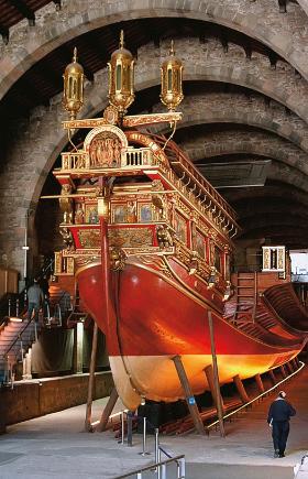 Replika hiszpańskiej galery „Real”. Na rufie widoczne trzy latarnie admiralskie. Muzeum w Barcelonie.