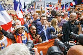 Florian Philippot, dawny współpracownik Marine Le Pen, narzeka na łamanie równości wobec prawa poprzez wprowadzanie segregacji na zaszczepionych i resztę. I zapowiada swój start w wyborach prezydenckich.