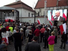 Przekaz „religii smoleńskiej” jest jasny: poza religią, Kościołem i prawicą katolicko-narodową nie ma zbawienia.