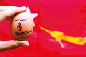 „Rewolucja wiosenna” zamienia się w powstanie ludowe przeciwko znienawidzonej, uprzywilejowanej klasie – uwłaszczonej wojskowej nomenklaturze.