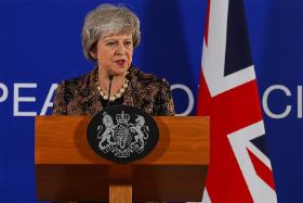 Theresa May jest czasem przedstawiana w korytarzowych dowcipach jak boja, która niezależnie od pogody zawsze utrzymuje się na powierzchni.