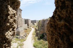 Potężne fortyfikacje miasta Rodos wzorowano na niezdobytych murach Teodozjusza. Po upadku Konstantynopola (1453 r.) Joannici rozpoczęli intensywną przebudowę umocnień, dostosowujac je do obrony przed turecką artylerią.