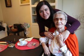 Wolontariuszka Ewa, studentka germanistyki w domu pani Gieni. Czasem wystarczy po prostu wysłuchać.