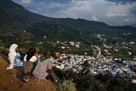 Maroko, góry Rif. Kilka lat temu wzgórza wokół Szefszawanu pokrywały pola konopi. Dziś plantacje zaczynają sie kilka kilometrów dalej.