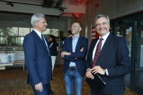 Chwila oddechu po części oficjalnej – Mark J. Moore, Headmaster Akademeia High School, Piotr Zmelonek, dyrektor wydawniczy POLITYKI, i redaktor naczelny Jerzy Baczyński.