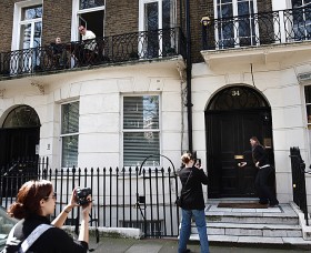 Mieszkańcy cierpliwie znoszą tłumy 'pielgrzymów'.