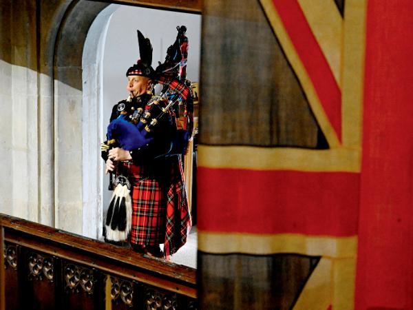 Paul Burns, który grał podczas pogrzebu Elżbiety, był osobistym dudziarzem królowej.