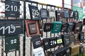 Z głosowaniem korespondencyjnym wiążą się różne zagrożenia. Skąd pewność, że mąż nie wyjmie hurtowo pakietów i nie zagłosuje za żonę, córkę czy teściową?