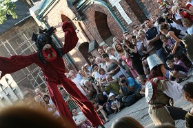 zapraszając zespoły muzyki dawnej, ale także trupy kontynuujące tradycje kuglarzy.