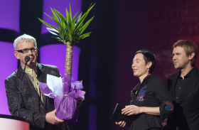 Piotr Sarzyński wraz z Paszportem przekazuje Joannie Rajkowskiej miniaturową wersję jej Palmy (2007 r.). Pierwszy z prawej: rzeźbiarz Mirosław Bałka.