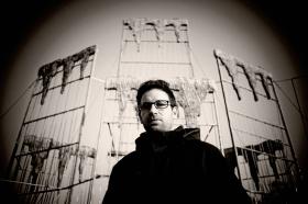 Mikołaj Łoziński debiutował powieścią „Reisefieber” (Znak 2006), za którą otrzymał w 2007 r. Nagrodę Fundacji im. Kościelskich.