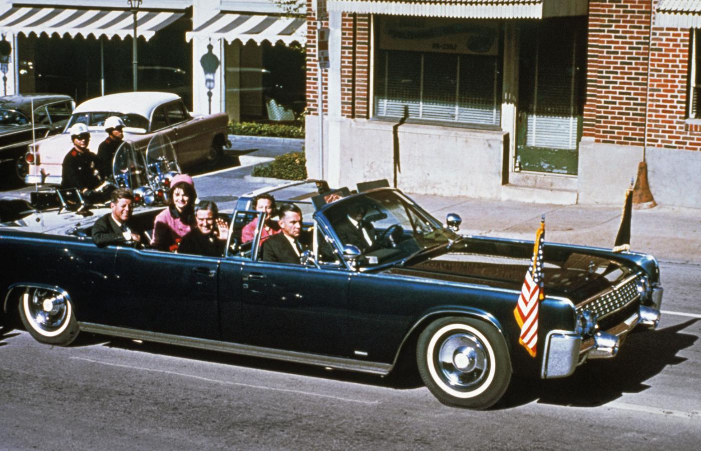 Para prezydencka jedzie przez Dallas, tuż przed zamachem, 22 listopada 1963 r.