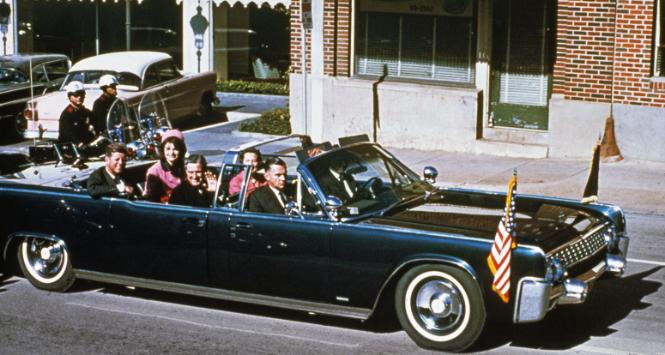 Para prezydencka jedzie przez Dallas, tuż przed zamachem, 22 listopada 1963 r.