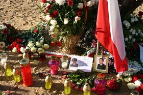 Przyjaciele i rodziny ofiar przybyły tu...