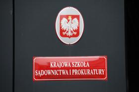 Podczas nauki w KSSiP aplikanci pobierają co miesiąc na rękę 3 tys. zł stypendium. Muszą je odrobić po zakończeniu szkoły, pracując przez trzy lata w sądownictwie powszechnym lub w prokuraturze.