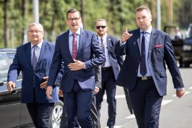 Czarnek, w przeciwieństwie do Morawieckiego nie musi lawirować między przeciwstawnymi standardami Brukseli i Nowogrodzkiej.