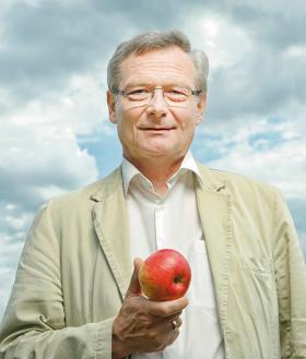 Prof. dr hab. Janusz Trempała - psycholog rozwoju, dyrektor Instytutu Psychologii Uniwersytetu Kazimierza Wielkiego w Bydgoszczy.