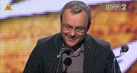 Znakomicie dogadali się za to redaktor POLITYKI Janusz Wróblewski z Ignacym Karpowiczem, laureatem naszej nagrody w 2011 roku za książkę „Balladyny i romanse”:„Czy to znaczy, że pana książka była lepsza od tych innych nominowanych?” – pytał jeszcze za kulisami Wróblewski.„Nie sądzę. Była grubsza” – odparł Karpowicz. Dziękował Wydawnictwu Literackiemu „za to, że ma frazeologiczne jaja i to wydało”. Przy okazji Jerzy Baczyński spytał pisarza, dlaczego przestał podróżować. „Bo z tego, co słyszę, osiedlił się pan w jakiejś wioseczce pod Białymstokiem, bez ciepłej wody” – mówił Baczyński. Karpowicz odparł:„Nie podróżuję teraz, ponieważ podróżowanie mi się niestety znudziło. To znaczy to samo mogę znaleźć u siebie na wsi, co w Etiopii. U mnie na wsi jest taniej po prostu”.