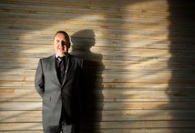 Michał Sołowow jest typowym przedstawicielem pierwszego pokolenia polskiego kapitalizmu, który przeszedł drogę „od zera do miliardera”.