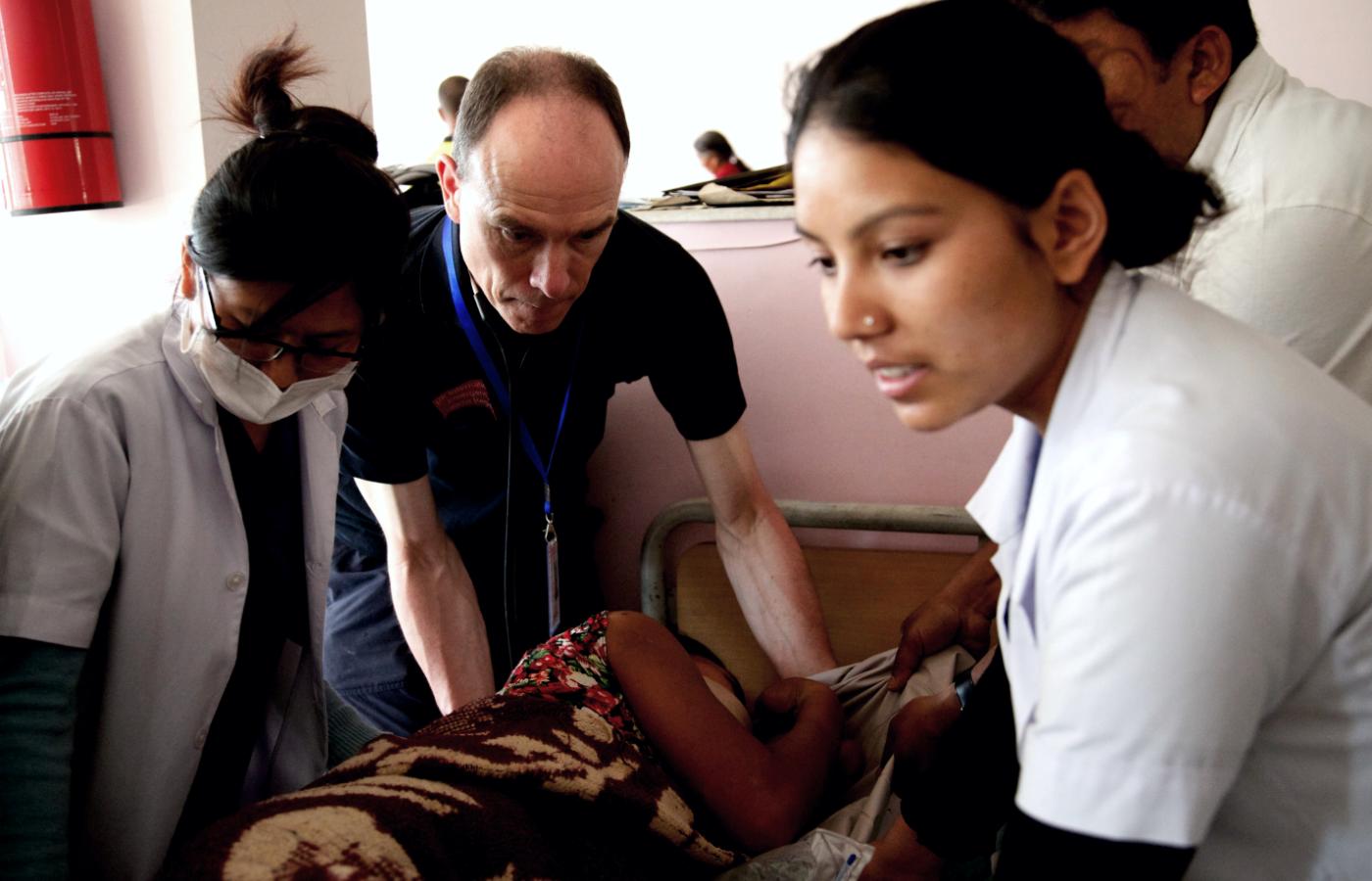 Brytyjscy lekarze pomagają ofiarom trzęsienia ziemi w Nepalu. Kwiecień 2015 r.