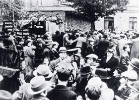 Ludność żydowska zgromadzona na stacji kolejowej w Zbąszyniu, 1938 r.