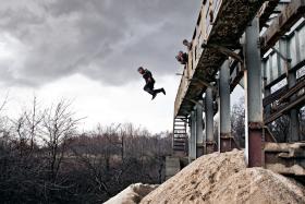 Piaskownica pod wiaduktem kolejowym