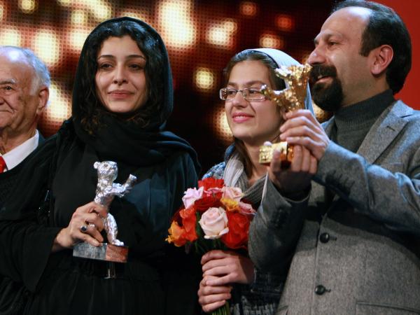 Irański reżyser Asghar Farhadi i odtwórcy głównych ról w jego filmie „Nader i Simin. Separacja”