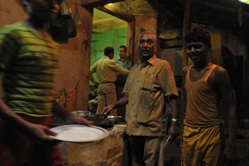 Kalkuta niegdyś była stolicą imperium brytyjskiego - i na pewno już nią nie jest.  Na zapleczu jadłodajni na bazarze New Market, kiedyś miejscu ekskluzywnych zakupów Brytyjczyków.