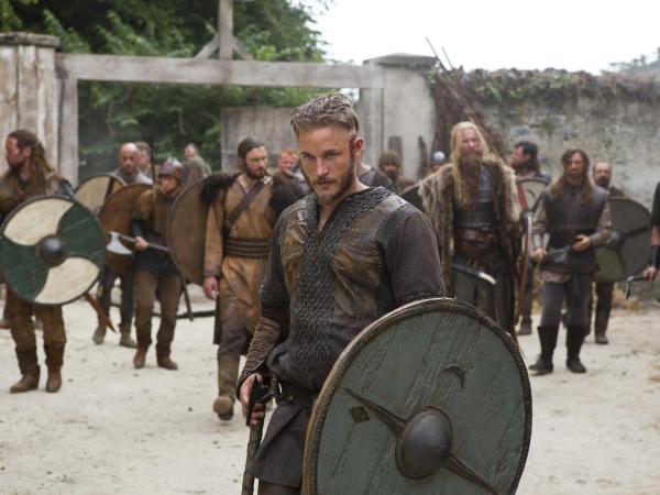 Młody rolnik i wojownik Ragnar Lodbrok (Travis Fimmel) sprzeciwia się tradycji łupieżczych wypraw na wschód, proponując nowy kierunek ekspansji – zachód.