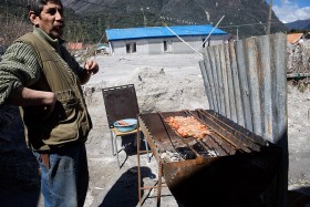 Mięso jest teraz w Chaiten oszczędzane na specjalne okazje, bo wszystkie produkty muszą być sprowadzane promem.