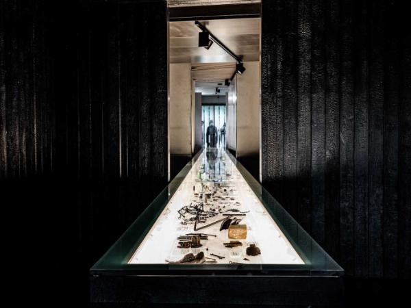 Gablota z przedmiotami znalezionymi na terenie byłego niemieckiego obozu zagłady w Sobiborze