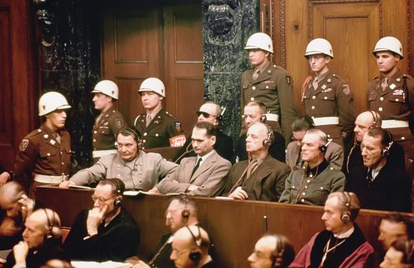 Ława oskarżonych podczas procesu norymberskiego, od lewej w pierwszym rzędzie: H. Goring, R. Hess, J. von Ribbentrop, W. Keitel, E. Kaltenbrunner, od lewej w drugim rzędzie: K. Donitz, E. Raeder, B. von Schirach, F. Sauckel, 1946 r.