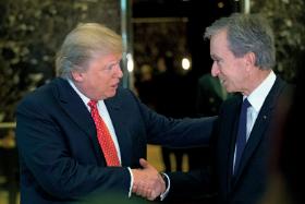 Miliarderów Trumpa i Arnaulta od lat łączą serdeczne relacje.