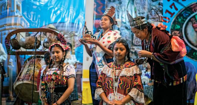 Koronacja Nely Zabali Yac (pierwsza z lewej) w miejscowości Santa Lucia Utatlan. Nowa królowa za rok przekaże koronę swojej następczyni.