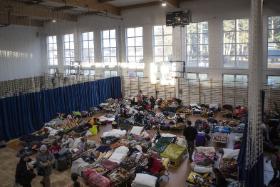 Ośrodek recepcyjny zorganizowany w szkole w Lubyczy Królewskiej przy przejściu granicznym w Hrebennem.