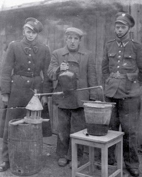 Milicja Obywatelska podczas likwidacji bimbrowni w okolicach Radomska, 1946 r.