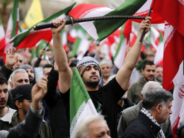 Irańczycy skandują antyamerykańskie i antyizraelskie hasła, protestując przeciwko atakom Stanów Zjednoczonych i Izraela na Iran. Teheran, 28 lutego 2026 r.