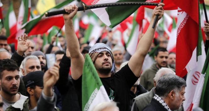 Irańczycy skandują antyamerykańskie i antyizraelskie hasła, protestując przeciwko atakom Stanów Zjednoczonych i Izraela na Iran. Teheran, 28 lutego 2026 r.