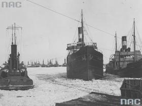 W lutym temperatury spadły poniżej -30 stopni Celsjusza. Notowane są nieoficjalne rekordy meteorologiczne – w Rabce -45 stopni. Zamarza port w Gdyni – duma młodego państwa.