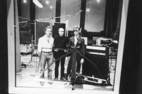 Dawid Bowie z Brianem Eno (po środku)