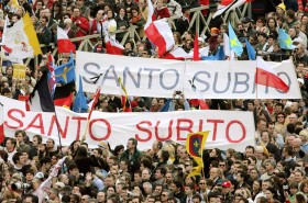 Słynne hasło 'Santo Subito' na Placu Św. Piotra podczas pogrzebu Jana Pawła II w kwietniu 2005 roku.