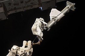 Astronauta Garet  Reissman  podczas instalacji anteny szybkiej transmisji do modułu Canadaarm.