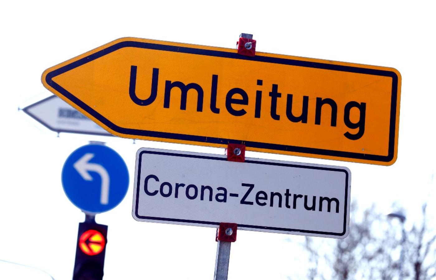 Objazd dla transportu chorych zakażonych koronawirusem w niemieckim Nuertingen. 25 marca 2020 r.