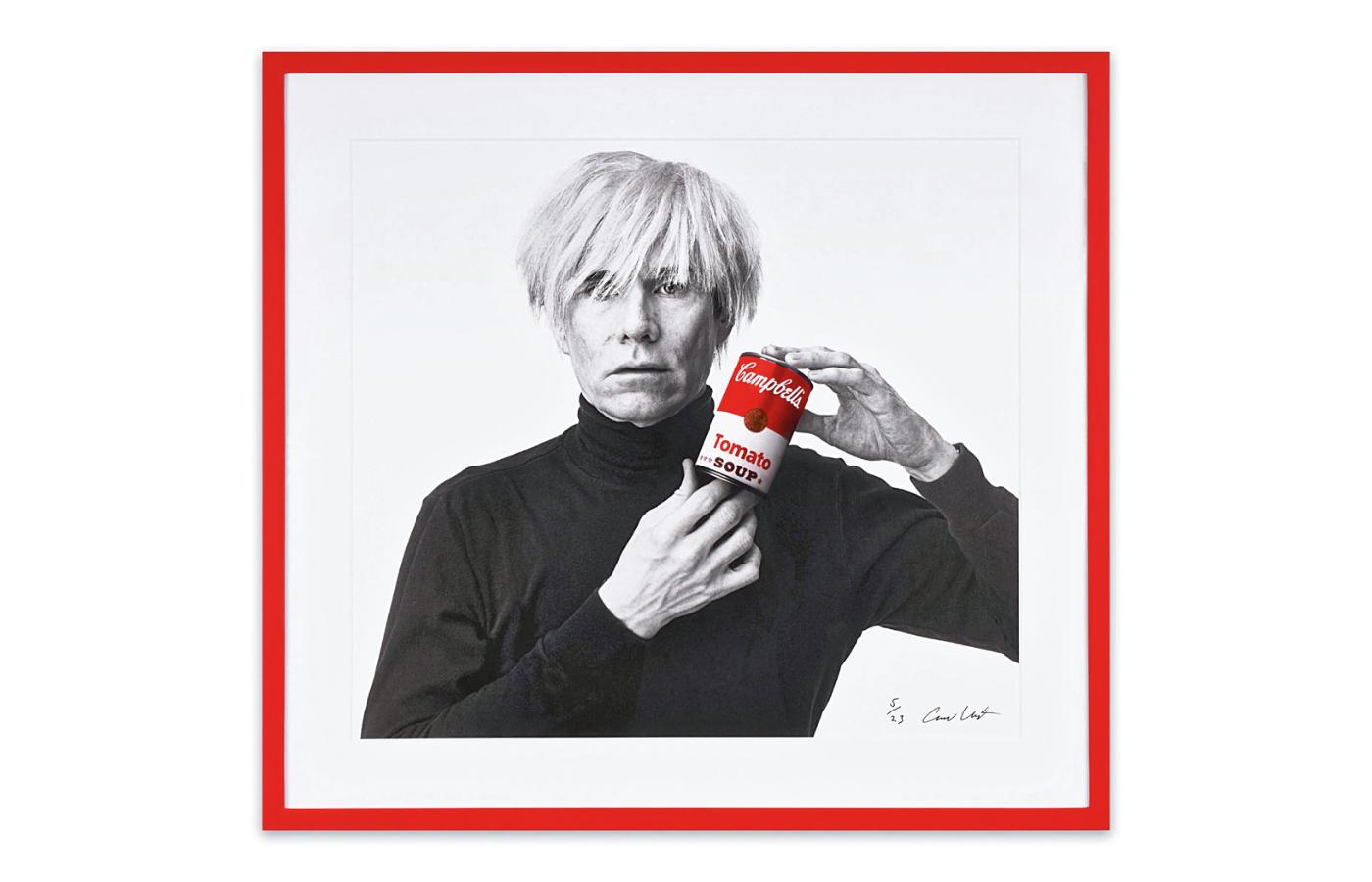 Dla kolekcjonerów i fanów. Fotografia „Andy Warhol with Red Campbell’s Soup” (autor Andrew Unangst).