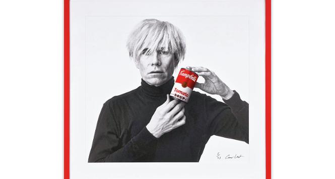 Dla kolekcjonerów i fanów. Fotografia „Andy Warhol with Red Campbell’s Soup” (autor Andrew Unangst).