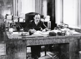 Janusz Jędrzejewicz, pierwszy redaktor naczelny „Wiedzy i Życia”, później minister wyznań religijnych i oświecenia publicznego, w latach 1933–34 premier. Misję pisma widział w „opiece nad samoukami”.