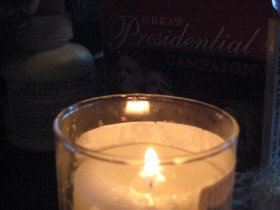 Do tradycji żydowskiej należy zapalanie w rocznicę śmierci zmarłej osoby świecy jorcajtowej, która pali się przez 24 godziny.