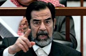 Saddam Husajn podczas procesu w 2006 r.
